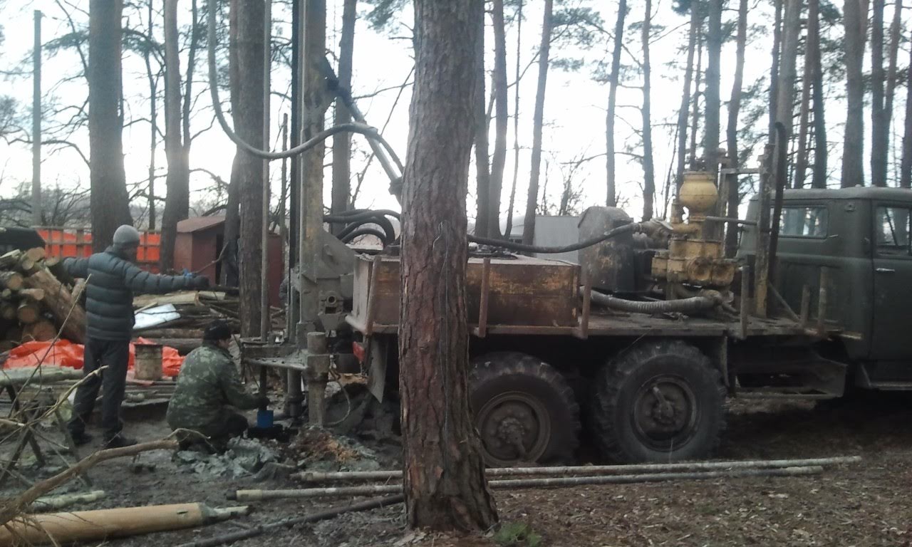 Бурым скважину до нужной глубины и визуально убеждаемся в чистоте воды